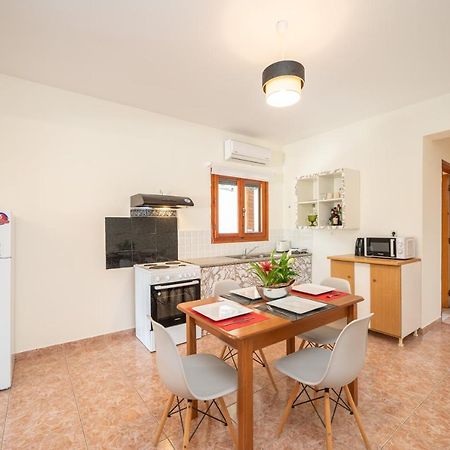 Afroditi Holiday Home - Yellow Apartment Svoronata Ngoại thất bức ảnh
