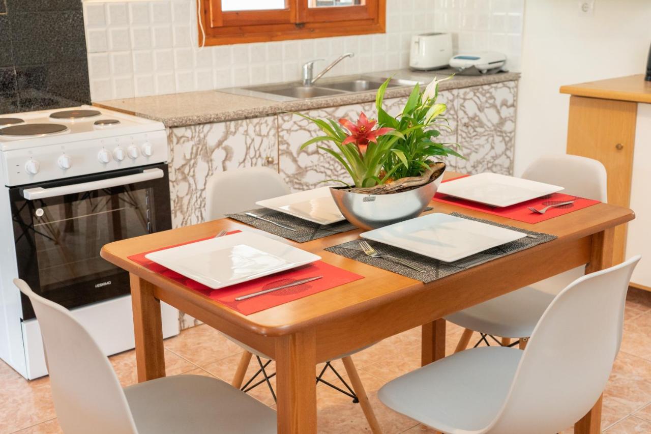 Afroditi Holiday Home - Yellow Apartment Svoronata Ngoại thất bức ảnh