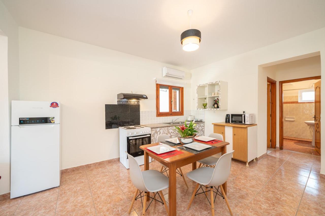 Afroditi Holiday Home - Yellow Apartment Svoronata Ngoại thất bức ảnh