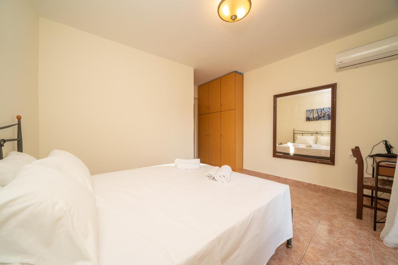 Afroditi Holiday Home - Yellow Apartment Svoronata Ngoại thất bức ảnh