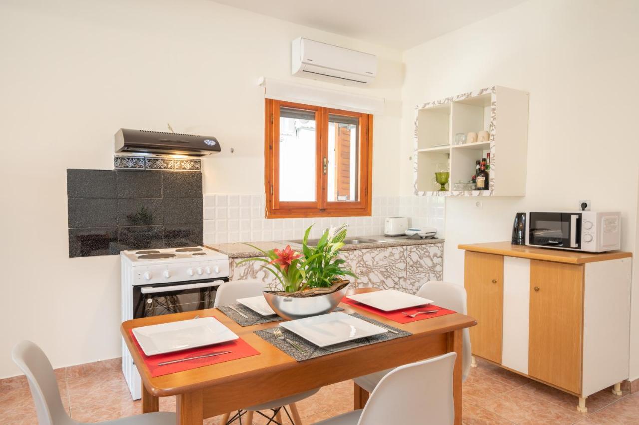 Afroditi Holiday Home - Yellow Apartment Svoronata Ngoại thất bức ảnh